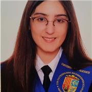 Profesora de ciencias imparte clases a alumnos de todas las edades